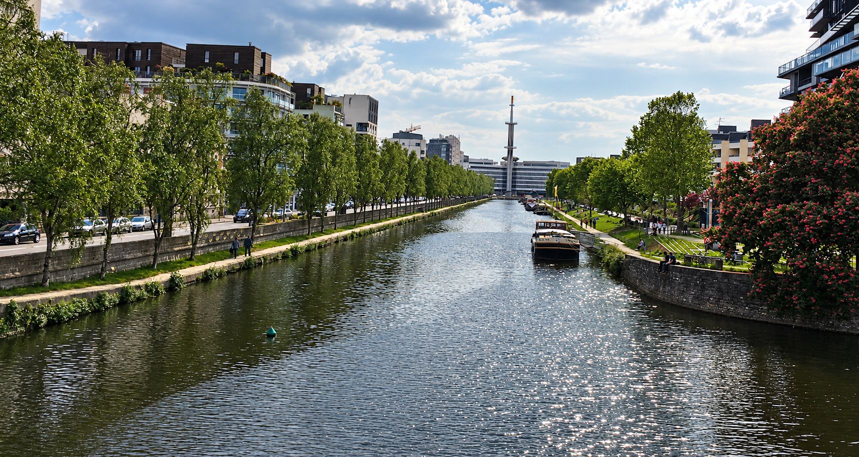 Le canal de Rennes sous un ciel couvert, la tour au fond