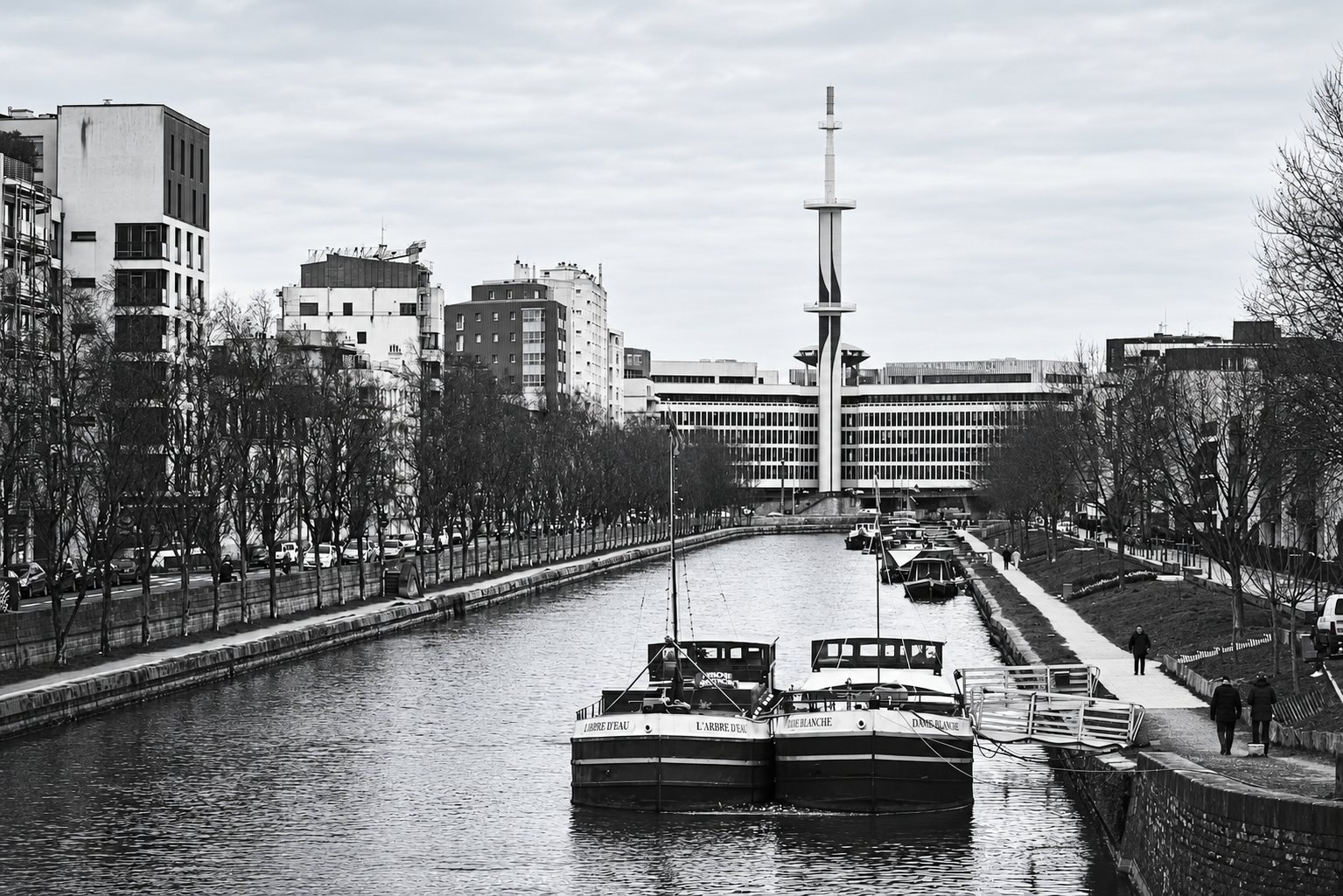 Le canal de Rennes, péniches amarrées et tour au fond